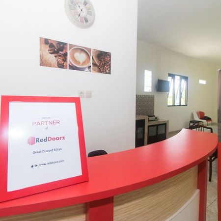 Отель Reddoorz Syariah Near Stasiun Мадиун Экстерьер фото
