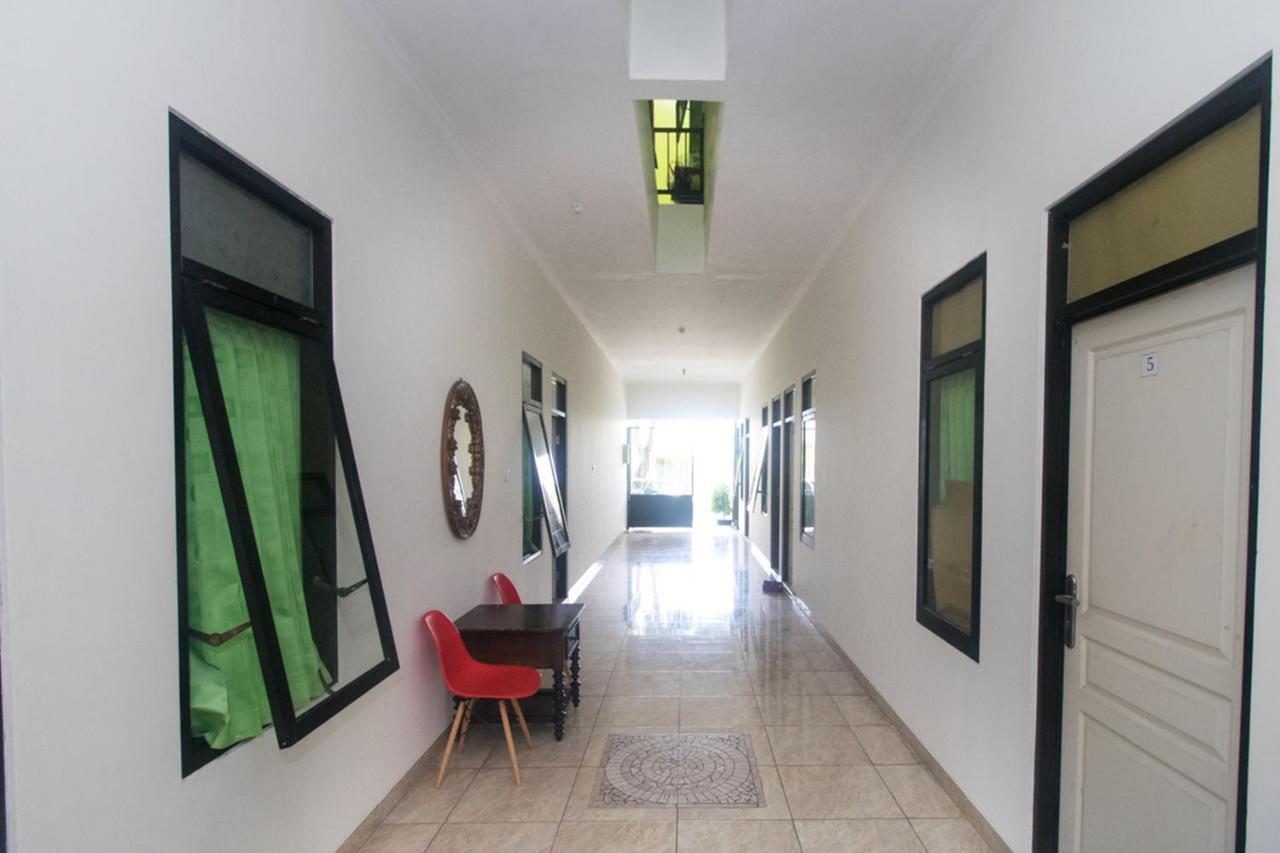 Отель Reddoorz Syariah Near Stasiun Мадиун Экстерьер фото